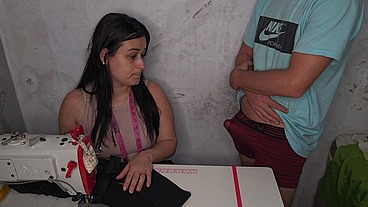 Costureira fica excitada ao ver ereção do cliente