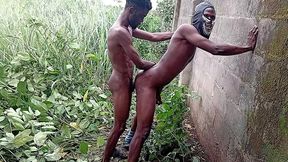 two versetop kissing in the bush