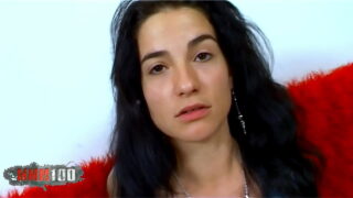 Une brune sexy se fait défoncer le cul.