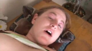 兄貴がぽっちゃりした巨尻の女の子のきつい肛門を激しく突く