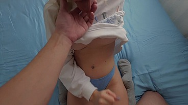 rubia famosa chupando polla de desconocido