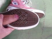 Je me branle et crache sur ma converse