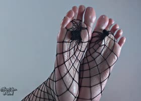 CloseUpFun's Goth Babe Treats Feet to a Rainy Night Cum Shower