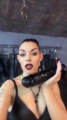 Clitoride vs Maxi dildo!