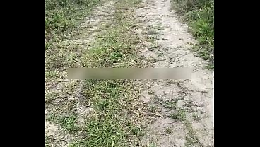 Praia com os amigos e muita rola no cu ao ar livre.