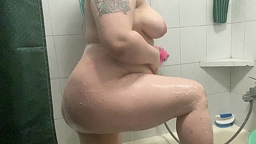 Chubby girl washing her big body ass and pussy
