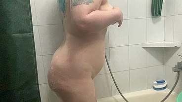 Chubby girl washing her big body ass and pussy