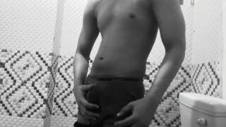 Ev yapımı POV videosunda genç Hintli amatör eşcinsel gençler arasında gerçekleşen popo dövme sahnesi.