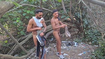 GAROTO PASSIVO DANDO O CU NAS TRILHAS DOS CASADOS PARA V&Aacute_RIOS - 02