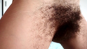 Aragne shows her hairy body and pee