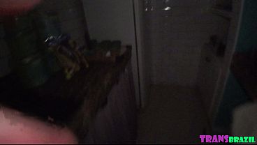 PRIMEIRA MAMADA COM DANONINHO DA BABY RAYSSA NO MEU PAU DE CHOCOLATE! DEIXOU TUDO BEM MELADO!