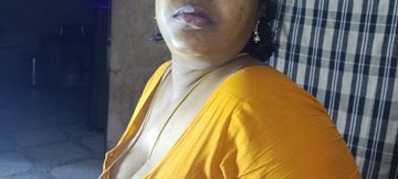 My stepaunt Prema came to my house after a long time. When she asked me to lick her pussy, I licked it and took water like hers.