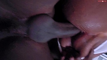 Meu vizinho mostrou a rola preta e eu e minha amiga sentamos com o cu bem gostoso