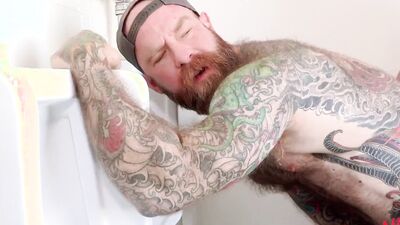 Jack Dixon blows Carlo Cox and gets poked in that hairy ass