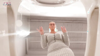 امرأة شقراء ناضجة ذات صدر كبير ومؤخرة ضخمة تمارس الجنس بعنف وهي ترتدي جوارب طويلة، لتنتهي بقذف داخلي شرجي فوضوي.