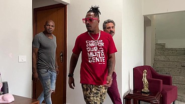 O agiota se deu bem com a Vivian Lola que paga dívida com a buceta