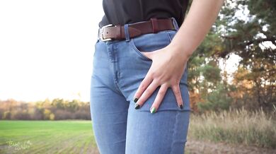 Stepsis teases her cameltoe pussy in tight blue jeans outdoors