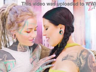 FFM BIZARRE ANAL 3SOME with vagina fisting!