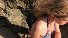 Model blows photographer on the beach and swallows cum