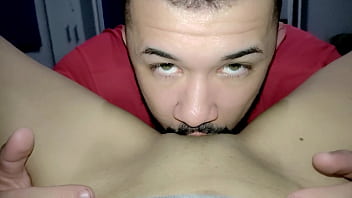 Mulher casada chama o seu amante para chupar a buceta dela enquanto marido est&aacute_ trabalhando na rua