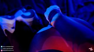 Asuka-Cosplayerin aus Neon Genesis Evangelion wird vollgespritzt