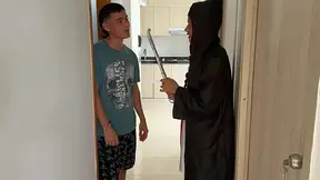 La maga de mi hermanastra se pone muy cachonda mientras me desnuda con sus poderes y me folla rico.