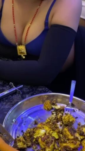 Chachi Ki Jabardast Chudai Kari Kitchen mein Jab wo khana Bnarahi thi..   Clip 2