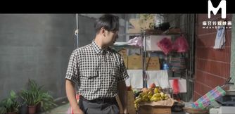 ModelMedia Asia - Newlywed wife cheats on her husband in the toilet with the gruff owner of a vegeta