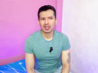 Futbolista hetero pone a que el joven mesero le haga sexo blow job a su vergota en los baños publicos!