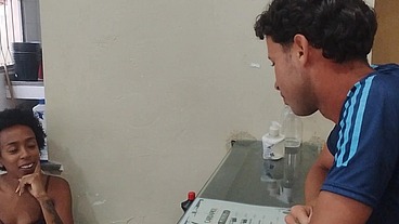 Riquinho da zona sul viu a preta e o pau encolheu de nervoso