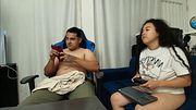 mi amiga ema jugando play 5 muy sexy