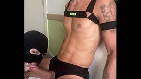 Me prendeu na cadeira e mamou como um bezerro