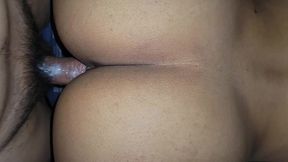 se corre dentro de ella dos veces y bate esa crema dentro. primer plano de una follada cremosa