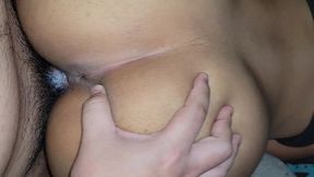 se corre dentro de ella dos veces y bate esa crema dentro. primer plano de una follada cremosa
