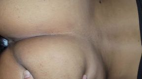 se corre dentro de ella dos veces y bate esa crema dentro. primer plano de una follada cremosa