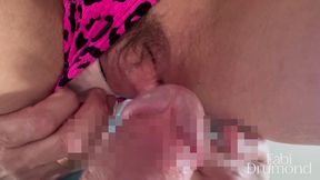 milf loira transa com o eletricista e deixa ele gozar no seu clitoris grande