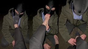 une vraie chienne qui me leche les pieds en exterieur