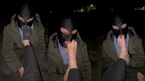 une vraie chienne qui me leche les pieds en exterieur