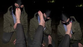 une vraie chienne qui me leche les pieds en exterieur