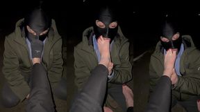 une vraie chienne qui me leche les pieds en exterieur