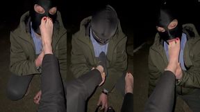 une vraie chienne qui me leche les pieds en exterieur