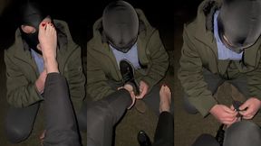 une vraie chienne qui me leche les pieds en exterieur
