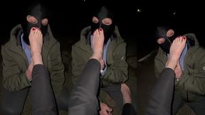 une vraie chienne qui me leche les pieds en exterieur