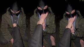 une vraie chienne qui me leche les pieds en exterieur