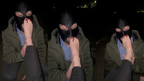 une vraie chienne qui me leche les pieds en exterieur