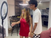 Ayudo a mi linda hermanastra con sus redes sociales y terminamos follando duro hasta venirme adentro