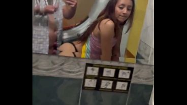 mientras todos estudian en los ba&ntilde_os de la universidad, sin condon