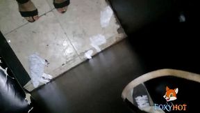 segundo dia en las cabinas, y esta vez una verga gruesa me llena de leche despues de que le quite el condon