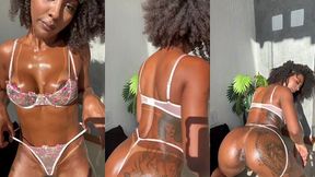 me exibindo bem safada, passando oleo por todo meu corpo