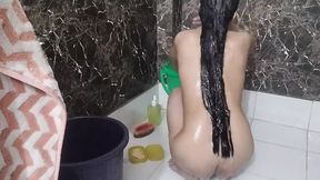Bathroom me nahate hue step sister ka video bna liya
